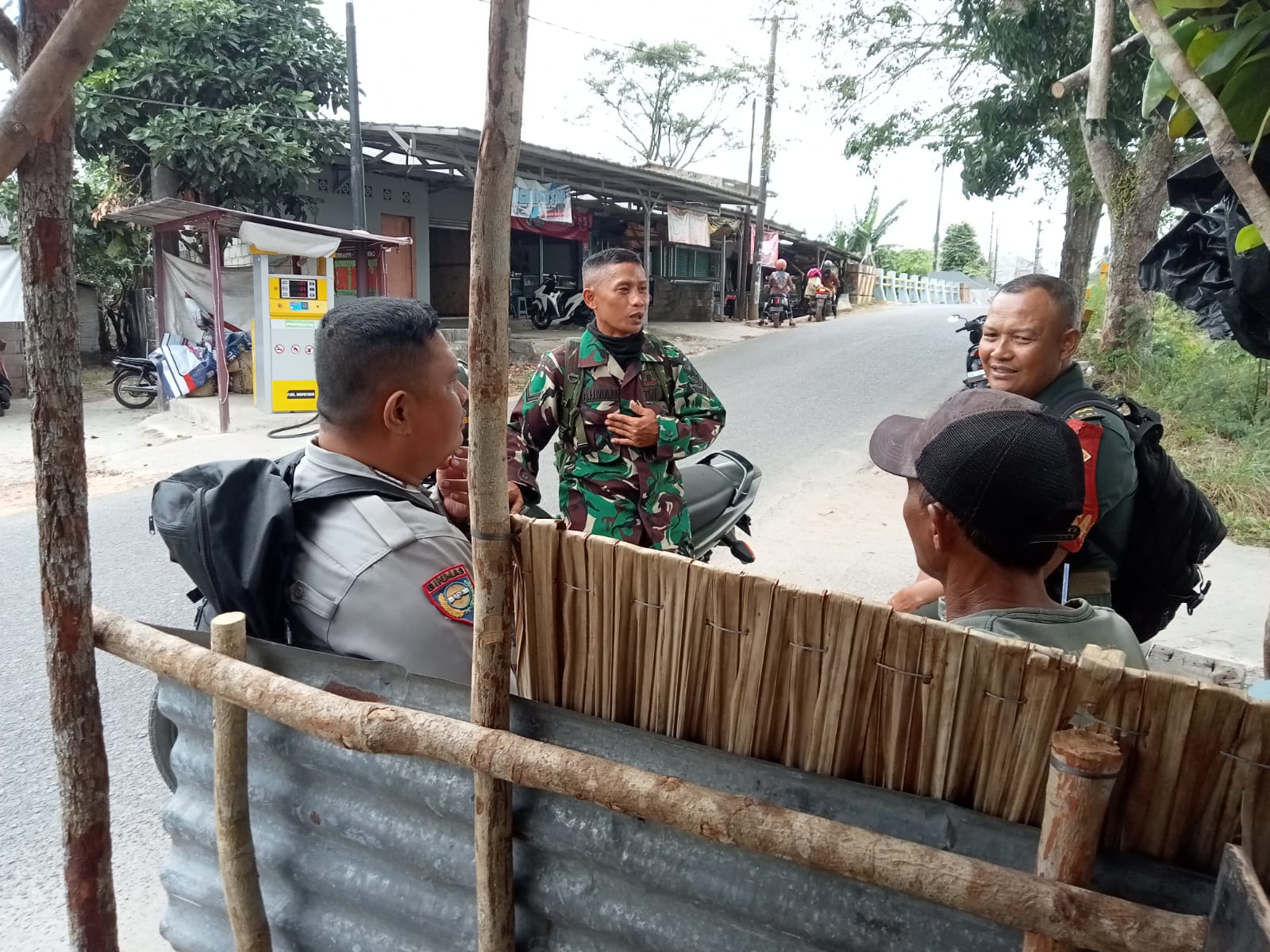 Komunikasi Sosial (Komsos) Oleh Babinsa Sungailiat Bersama Bhabinkamtibmas Salah Satu Bentuk Sinergitas