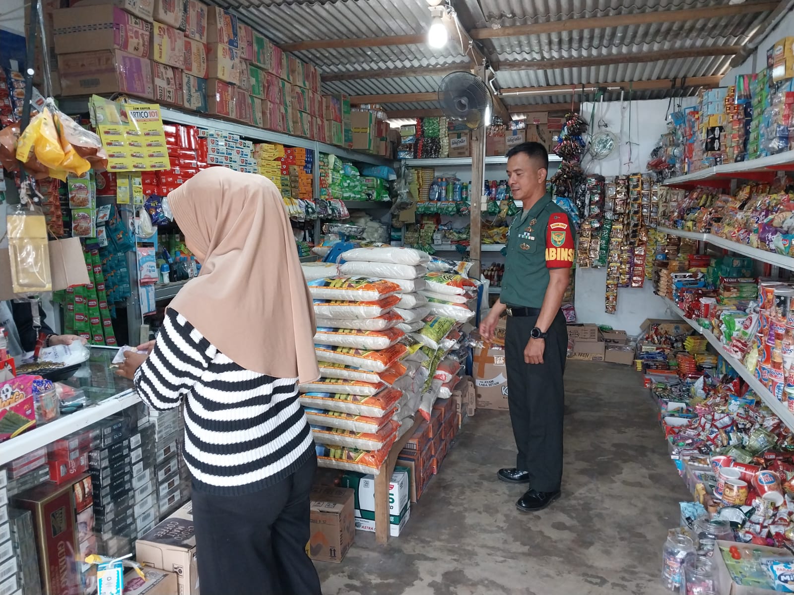 Babinsa Labu Pantau Harga Sembako di Toko-Toko Kecil Desa Binaan