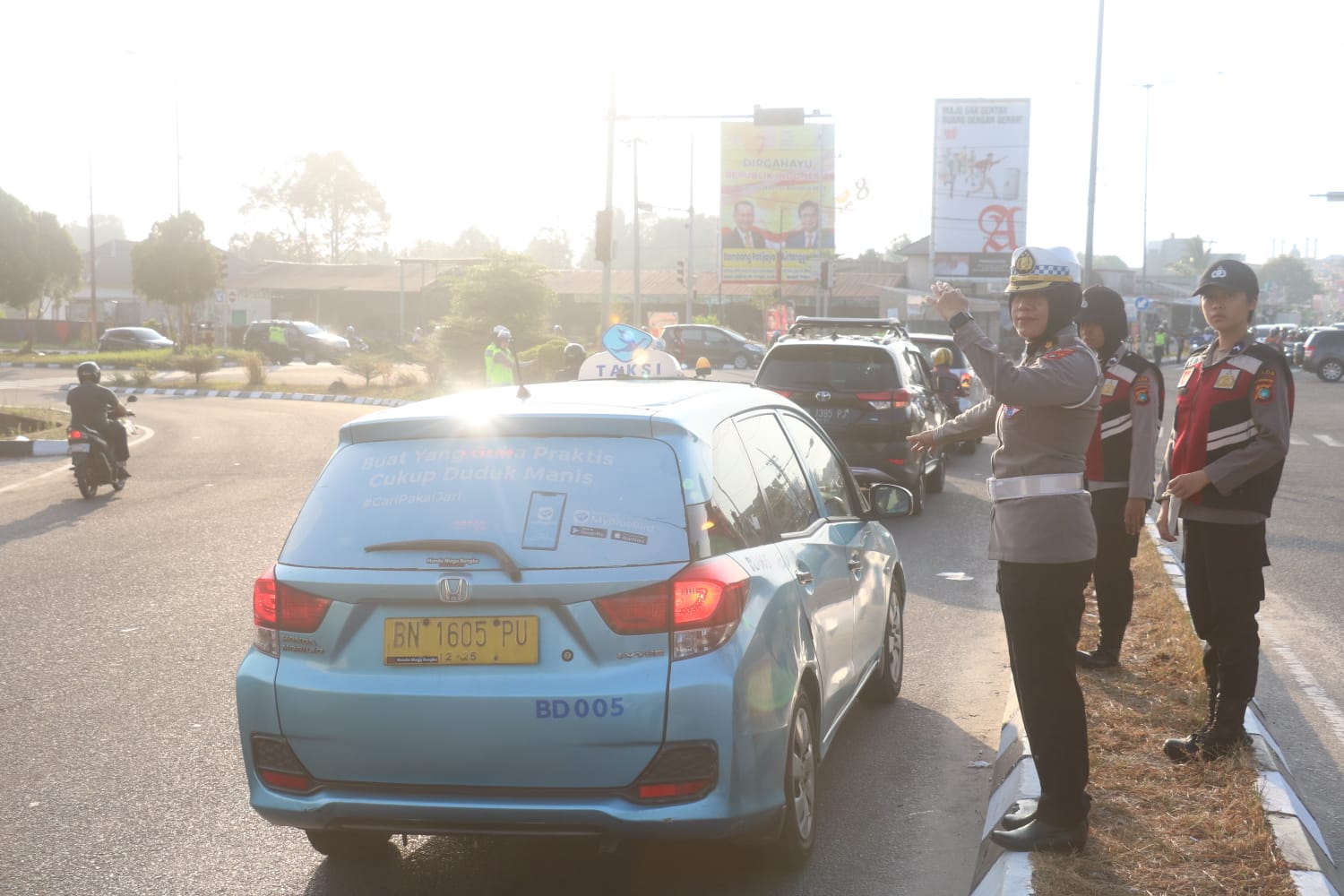 Turun Ke Jalan, Polwan Polda Babel Gelar Pengaturan Lalu Lintas Jelang Hari Jadi Ke 75 Polwan RI