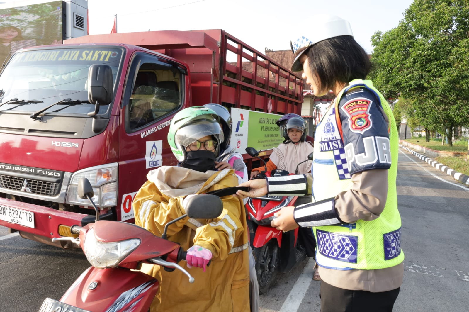 Turun Ke Jalan, Polwan Polda Babel Gelar Pengaturan Lalu Lintas Jelang Hari Jadi Ke 75 Polwan RI