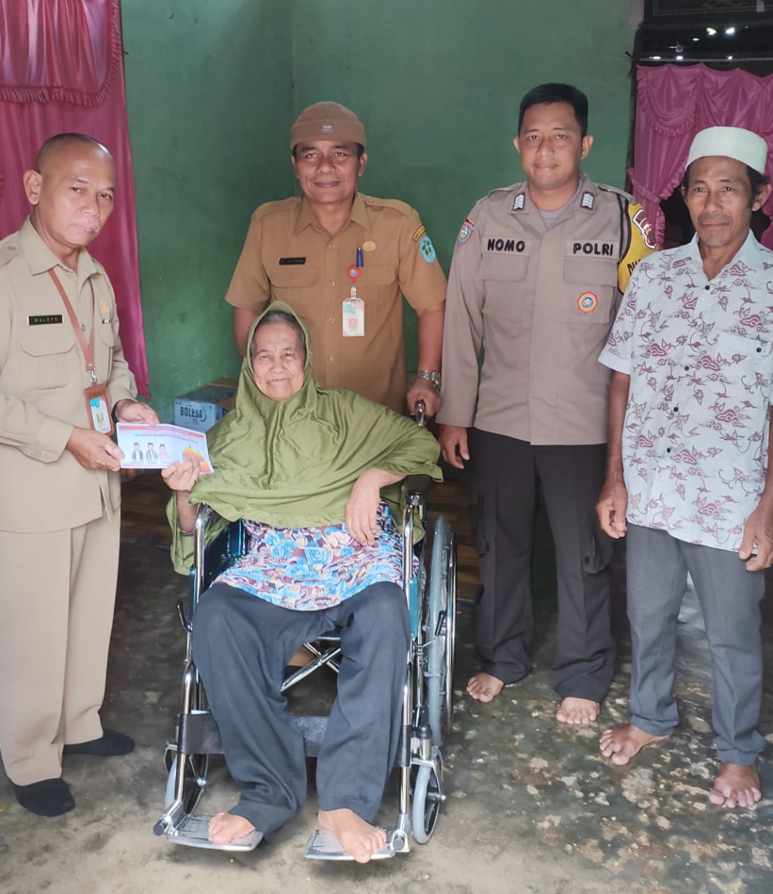 Bhabinkamtibmas Desa Sempan Kec. Pemali Bersama Pemkab Bangka Berikan Bantuan Kursi Roda Kepada Ibu Mastur