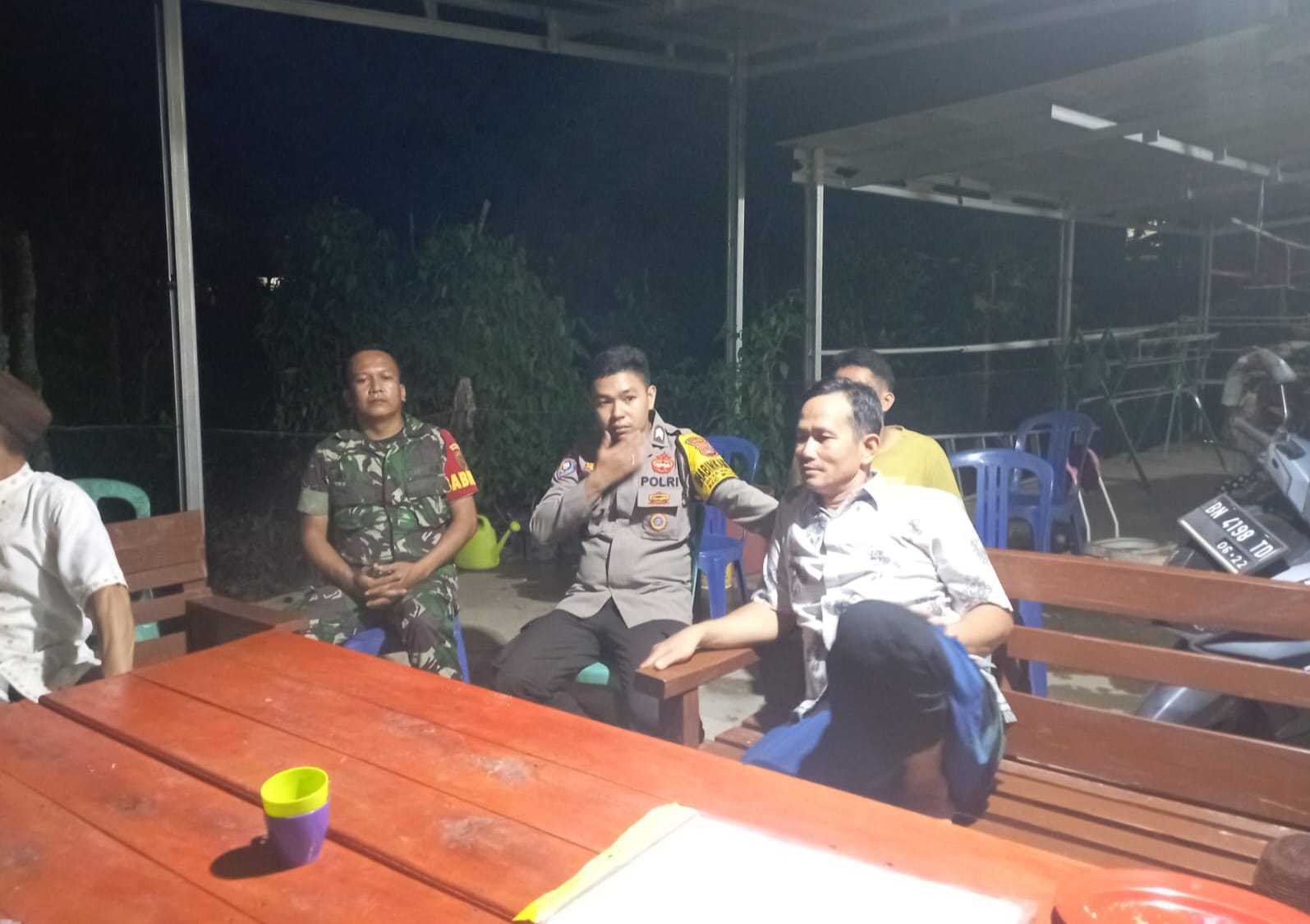 Babinsa Balunijuk Bersama Bhabinkamtibmas Laksanakan Patroli Malam Sekaligus Sambangi Rumah Bakal Calon Kepala Desa