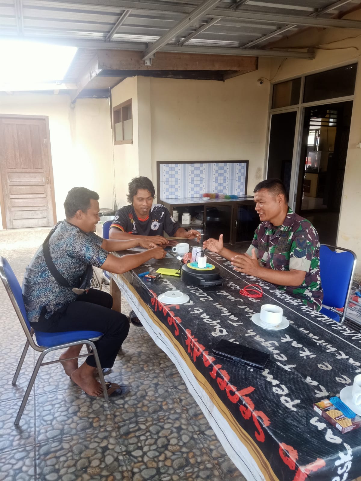 Waspada Bahaya Kemarau Panjang Babinsa Laksanakan Himbau Melaui Komsos