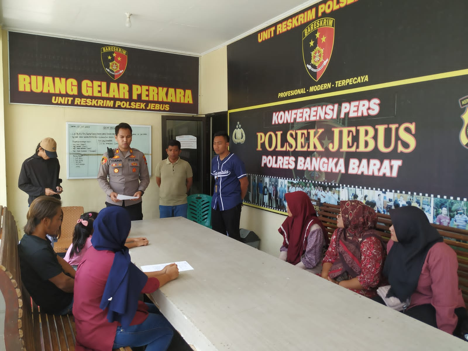 Polsek Jebus Melaksanakan Restorative Justice (RJ) Kasus Curat di Desa Kelabat Kecamatan Parit Tiga Kab. Bangka Barat