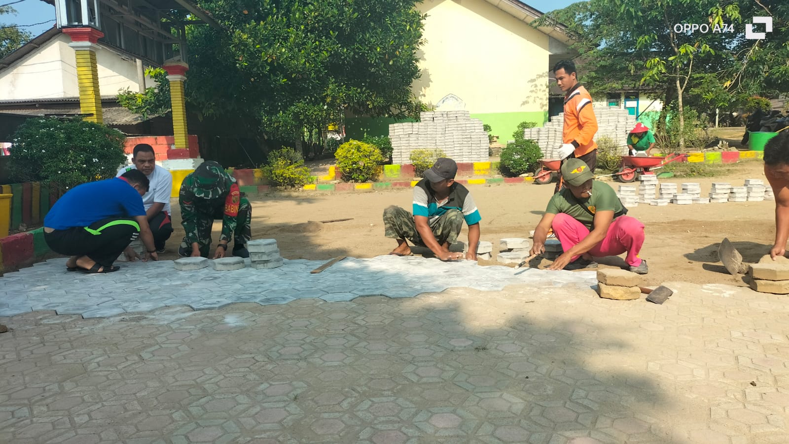 Bantu Pasang Paving Blok Babinsa Tumbuhkan Semangat Gotong Royong