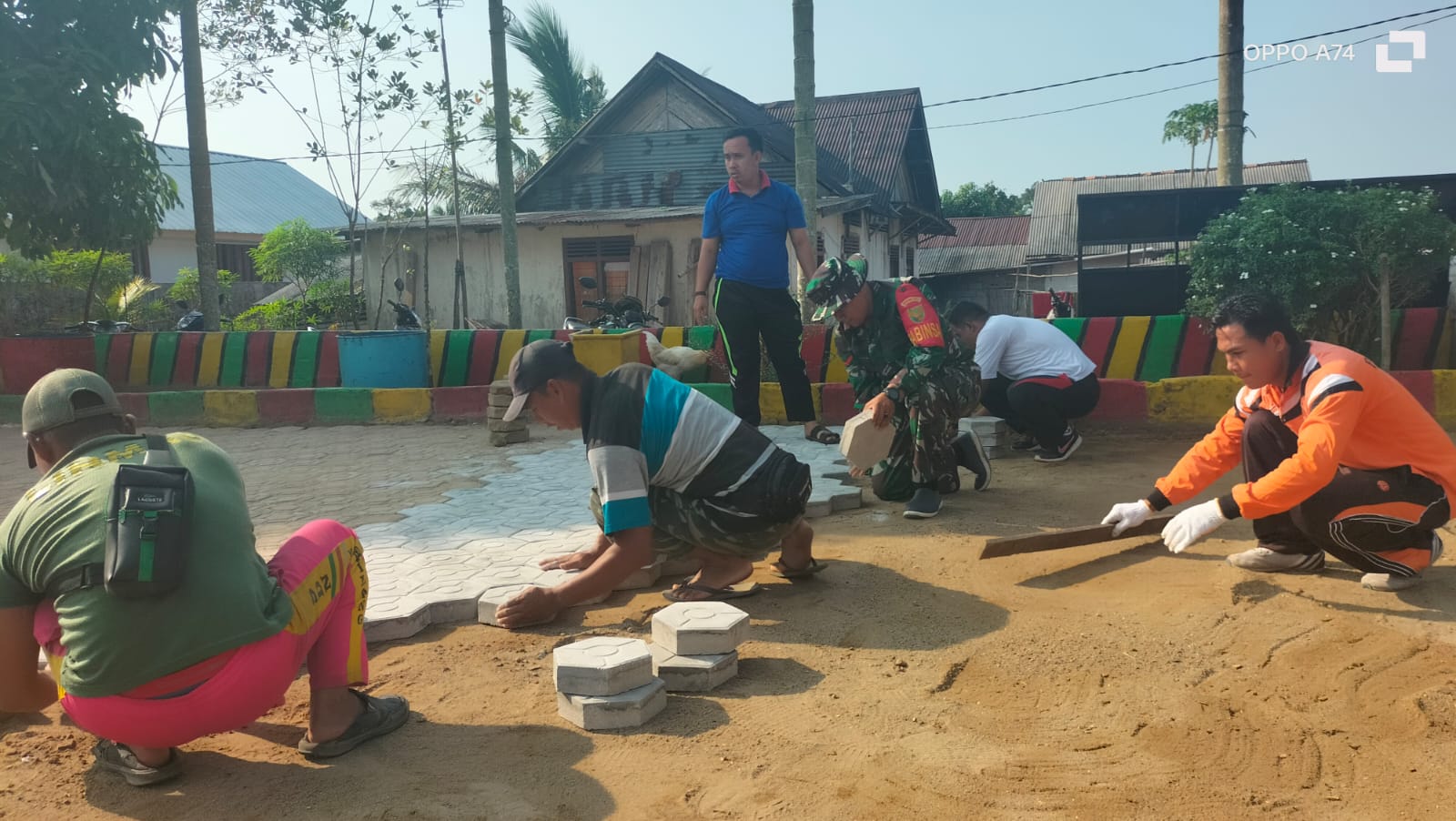 Bantu Pasang Paving Blok Babinsa Tumbuhkan Semangat Gotong Royong