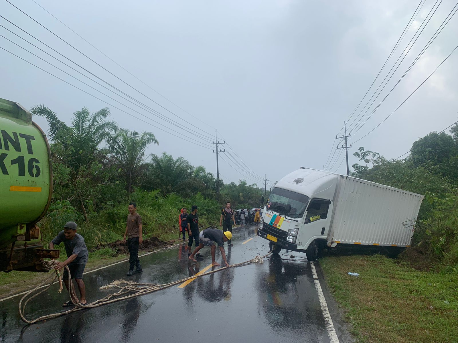 Sat Lantas dan Polsek Kelapa Polres Bangka Barat Olah TKP Lakalantas R4 Dengan R6