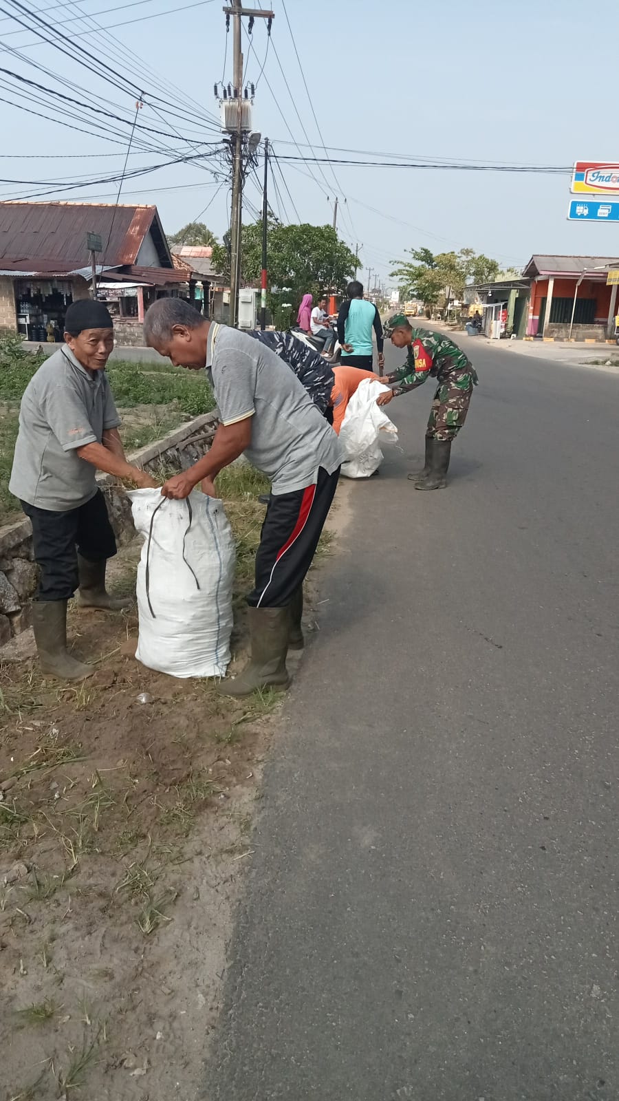 Ciptakan Lingkungan Bersih Dan Sehat Babinsa Koramil Sungai Selan Laksanakan Gotong Royong Bersama Warga