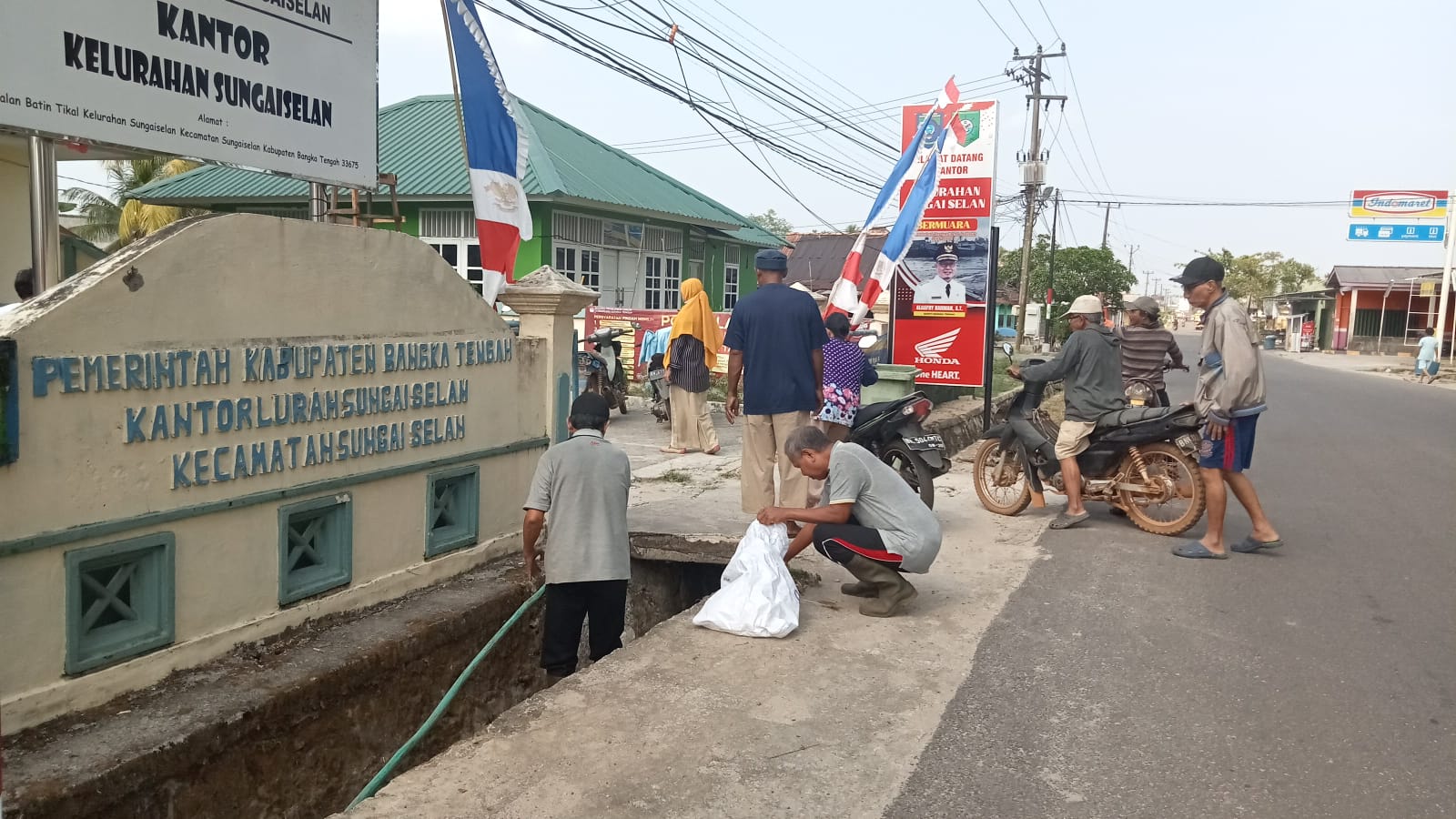 Ciptakan Lingkungan Bersih Dan Sehat Babinsa Koramil Sungai Selan Laksanakan Gotong Royong Bersama Warga