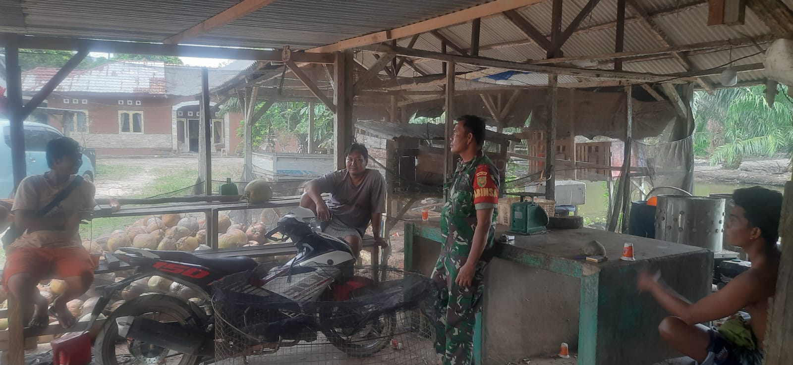 Babinsa Laksanakan Silaturahmi Bersama Pedagang Ayam Potong