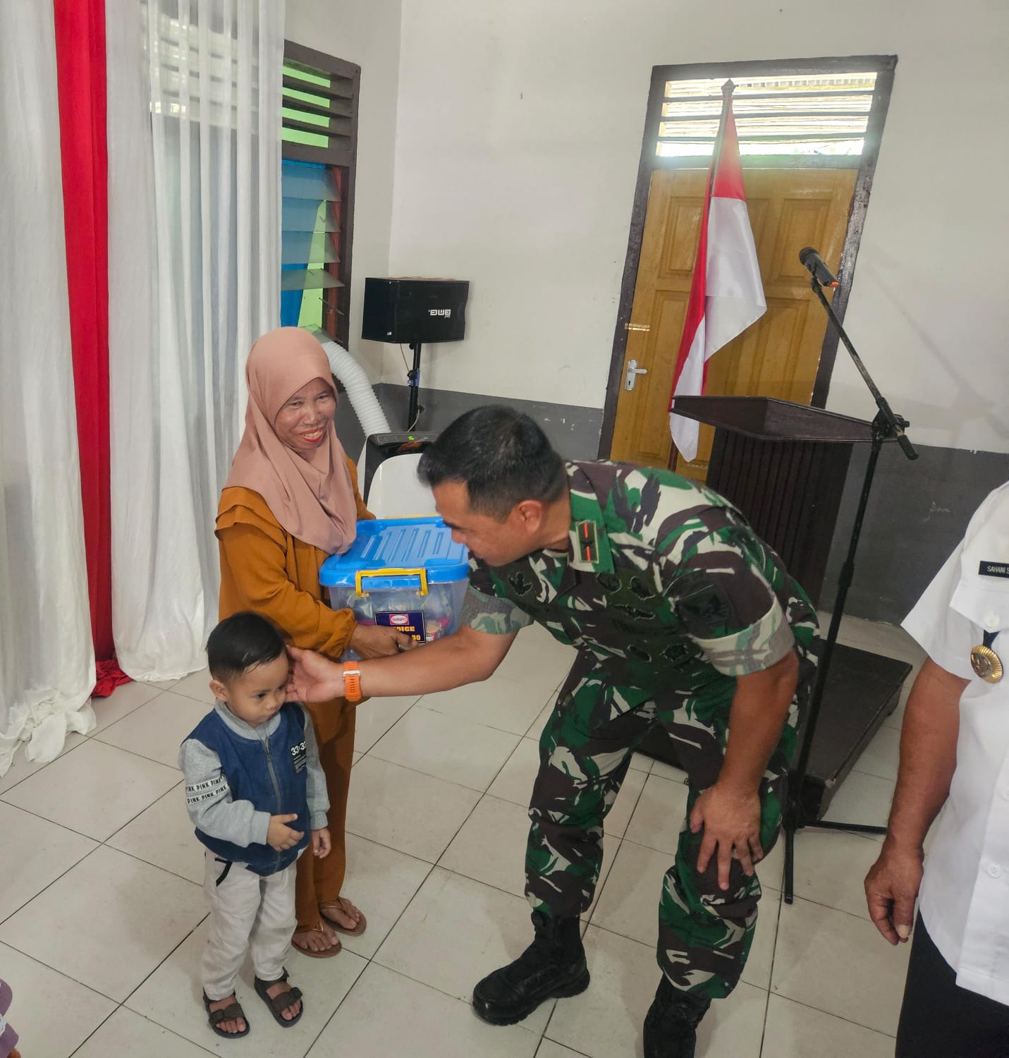 Peduli Anak Stunting, Danrem 045/Gaya Beri Bantuan untuk Anak-anak Desa Aik Seruk Belitung