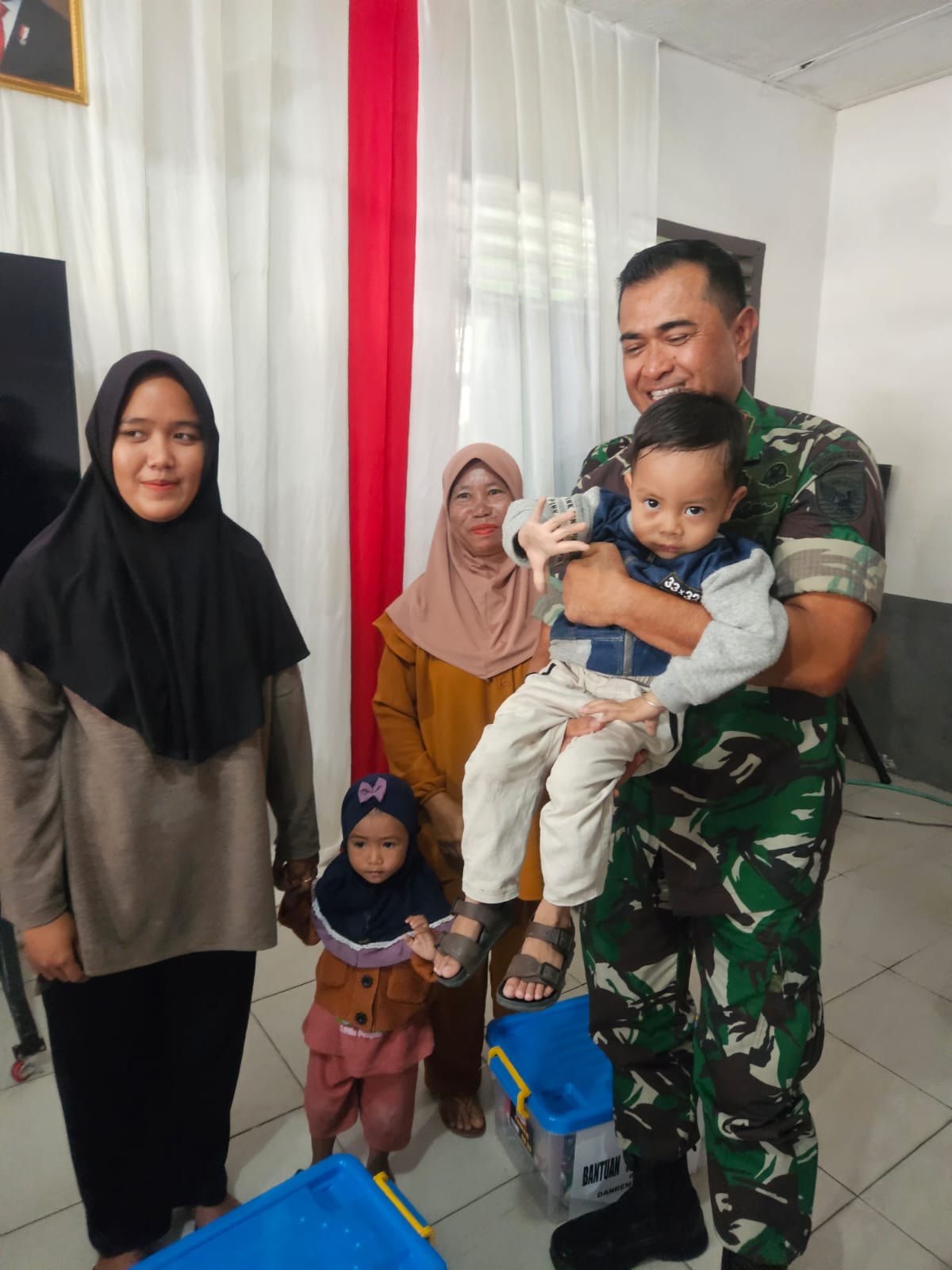 Peduli Anak Stunting, Danrem 045/Gaya Beri Bantuan untuk Anak-anak Desa Aik Seruk Belitung