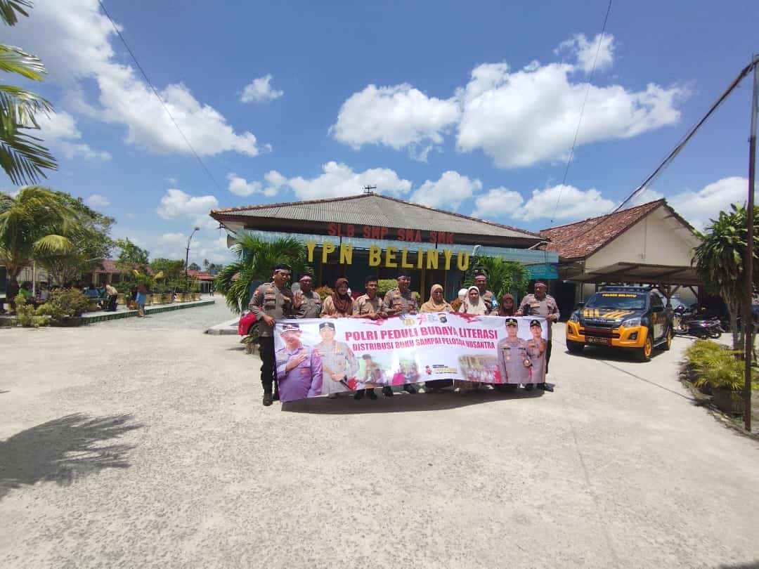 Polsek Belinyu Menyalurkan Sejumlah Buku Kepada Sekolah yang Ada di Kecamatan Belinyu