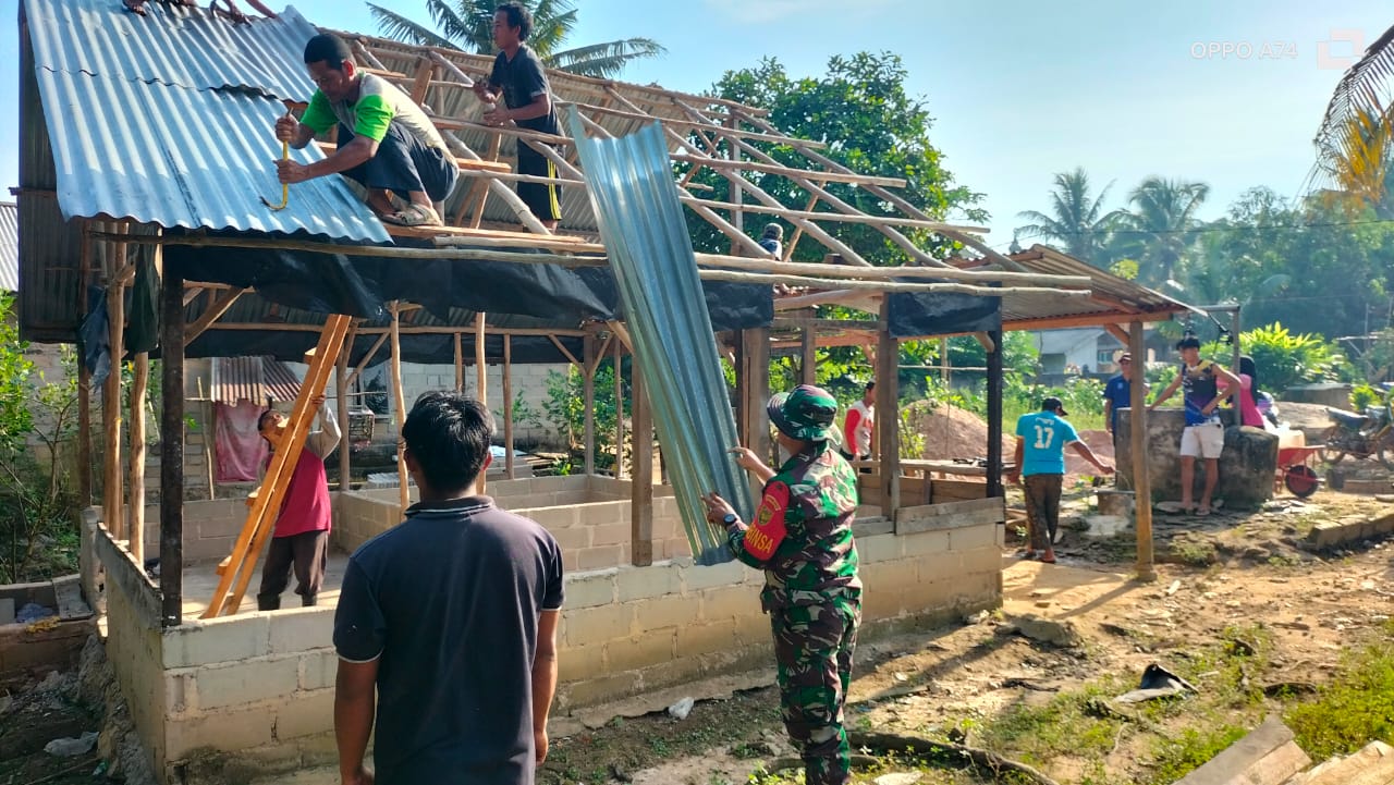 Gotong Royong Bersama Warga, Babinsa Koramil 03/Merawang Bantu Bongkar Rumah