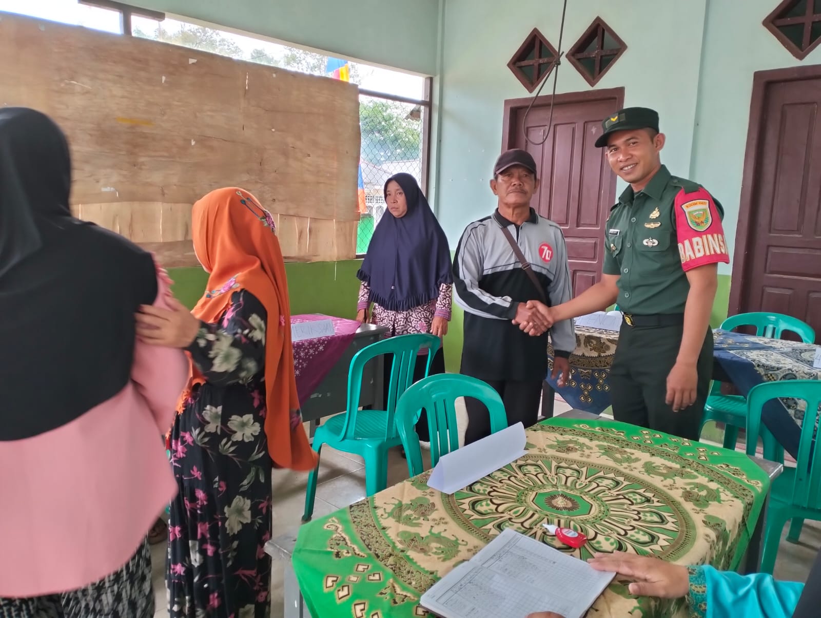 Babinsa Koramil 431-01/Jebus, monitoring Kegiatan posyandu lansia di desa Air Gantang