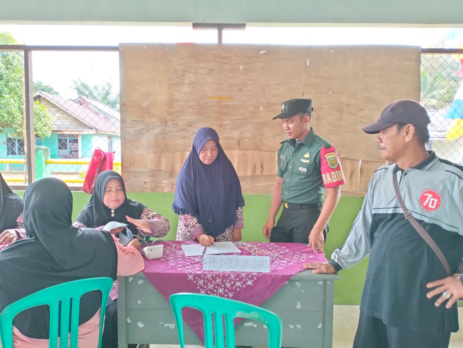 Babinsa Koramil 431-01/Jebus, monitoring Kegiatan posyandu lansia di desa Air Gantang