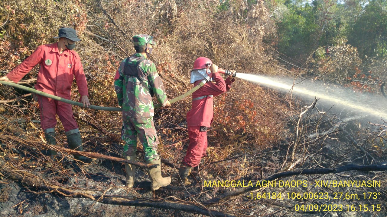 Posko Karhutla Kodim 0413/Bangka Bantu Padamkan Kebakaran Lahan Gambut