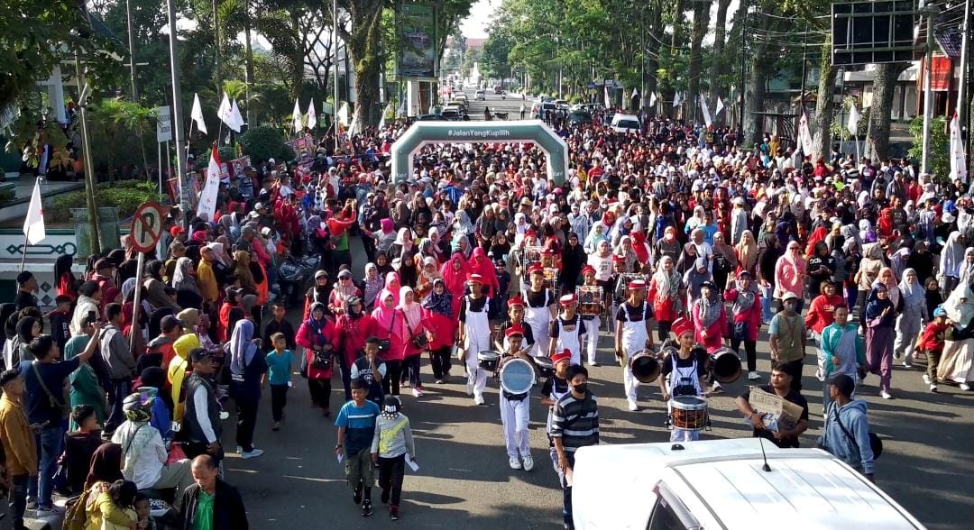 Ribuan Peserta Meriahkan Jalan Sehat HUT PMI ke-78 di Kota Bukittinggi