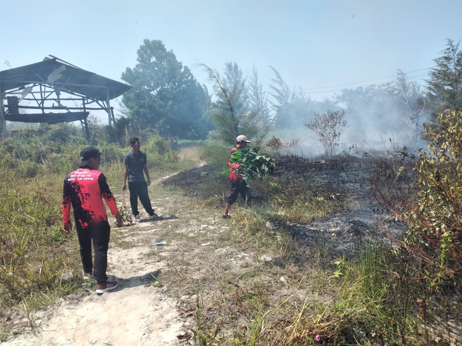 Babinsa Air Anyir Bersama Warga Padamkan Kebakaran Yang Melahap Lahan Desa Air Anyir