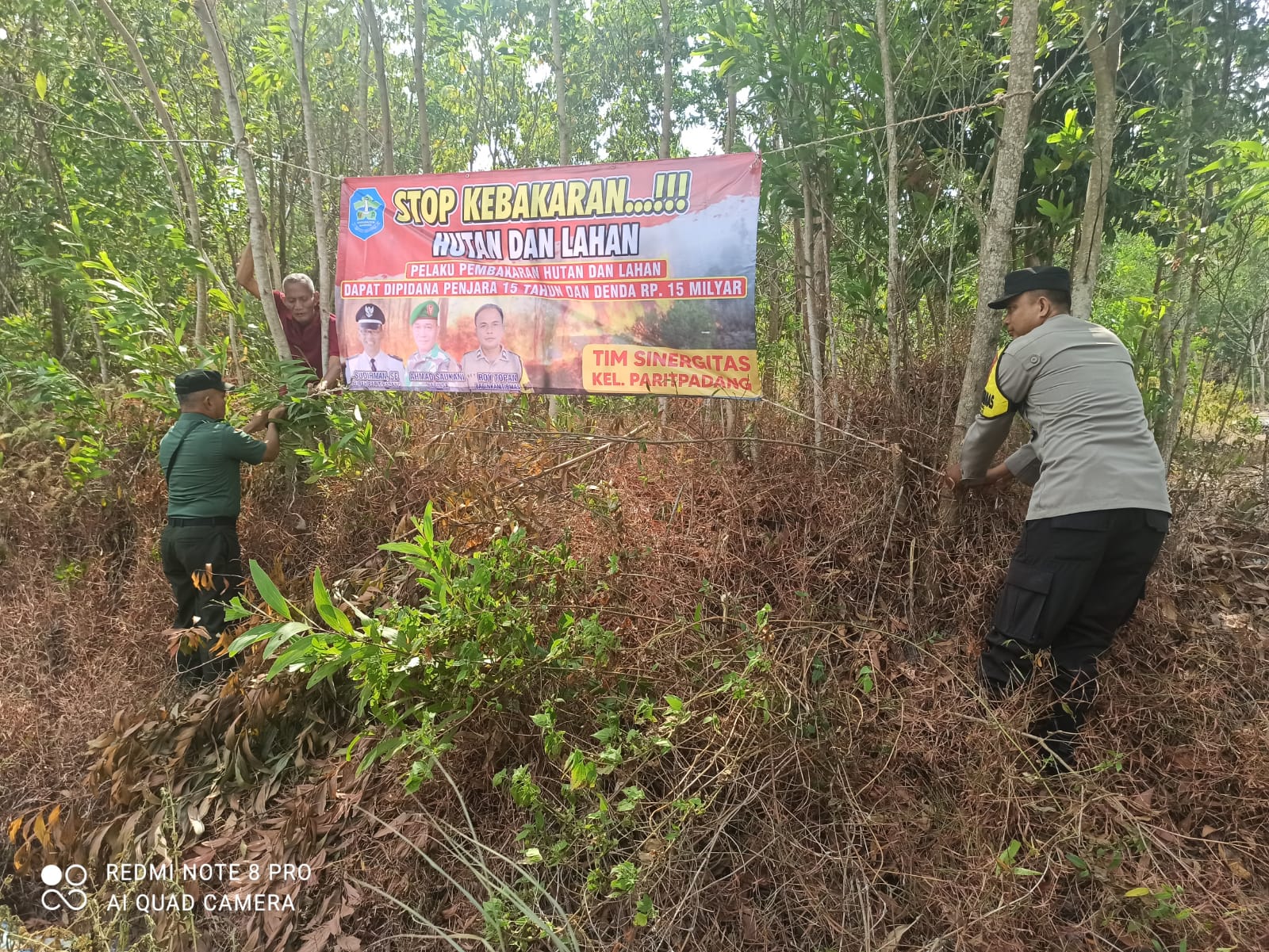 Cegah Terjadinya Kebakaran Hutan Dan Lahan Babinsa dan Bhabinkamtibmas Pasang Spanduk Larangan Pembakaran Hutan dan Lahan