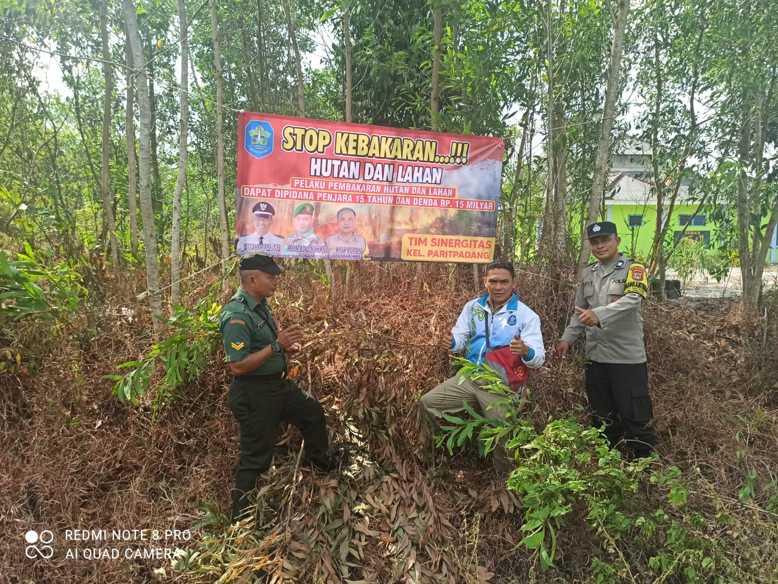 Cegah Terjadinya Kebakaran Hutan Dan Lahan Babinsa dan Bhabinkamtibmas Pasang Spanduk Larangan Pembakaran Hutan dan Lahan