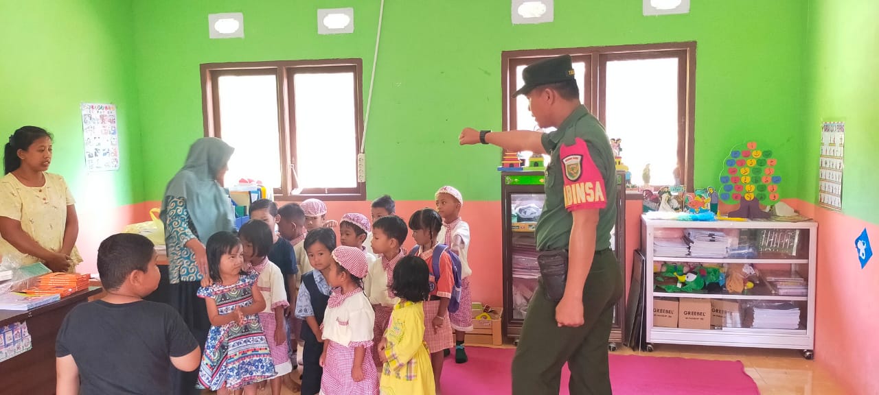 Babinsa Beri Semangat Belajar Kepada Anak-anak Paud Cempaka