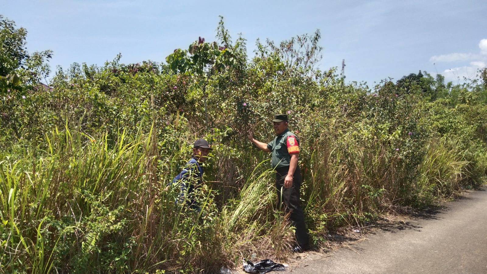 Waspada Kebakaran Hutan Babinsa Belilik Bersama Warga Pantau Lahan Kering