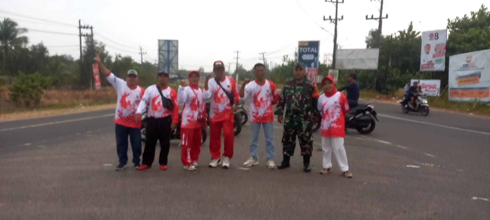 Babinsa Selindung Bersama Bhabinkamtibmas Laksanakan Pengaman Jalan Santai