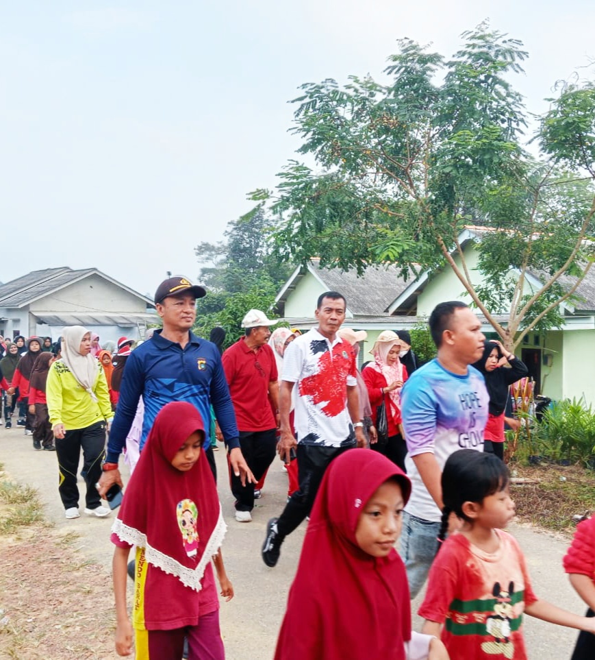 Danramil 0413-04/Mendo Barat Hadiri Jalan Santai Acara Gerakan Masyarakat Hidup Sehat (Germas)