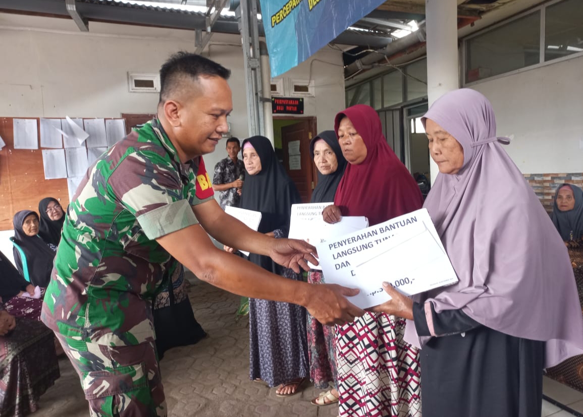 PastikanTepat Sasaran Babinsa Balun Ijuk Laksanakan Pendampingan Pembagian BLT Dana Desa