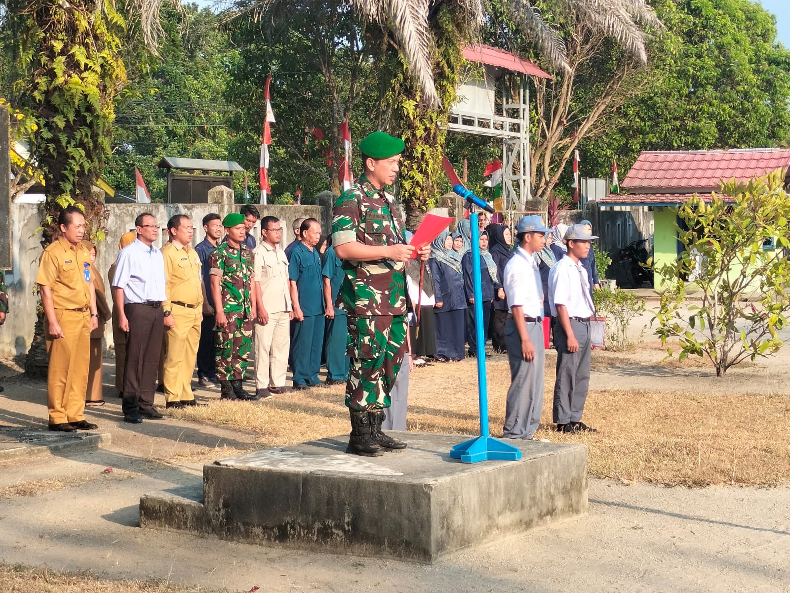 Dandim 0431/Babar Letkol INF Kemas Muhammad Nauval, M.Han Pimpin Upacara: Berikan Materi Wawasan Kebangsaan (Wasbang) SMK Bina Karya