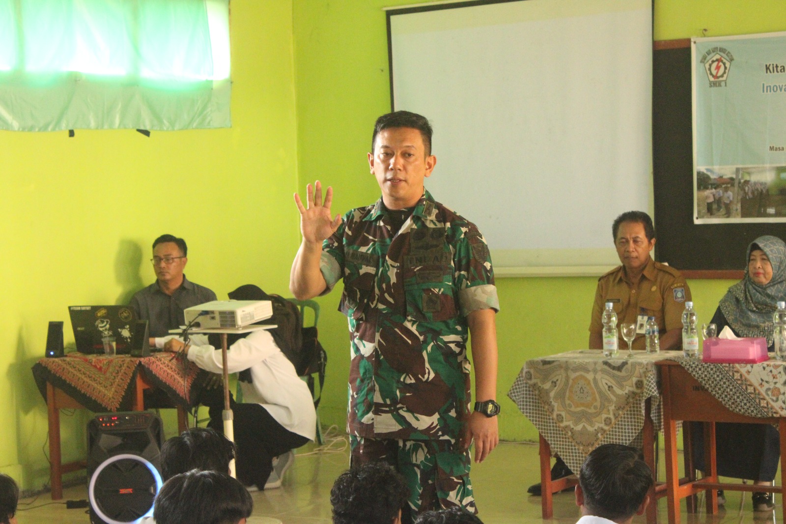 Dandim 0431/Babar Letkol INF Kemas Muhammad Nauval, M.Han Pimpin Upacara: Berikan Materi Wawasan Kebangsaan (Wasbang) SMK Bina Karya