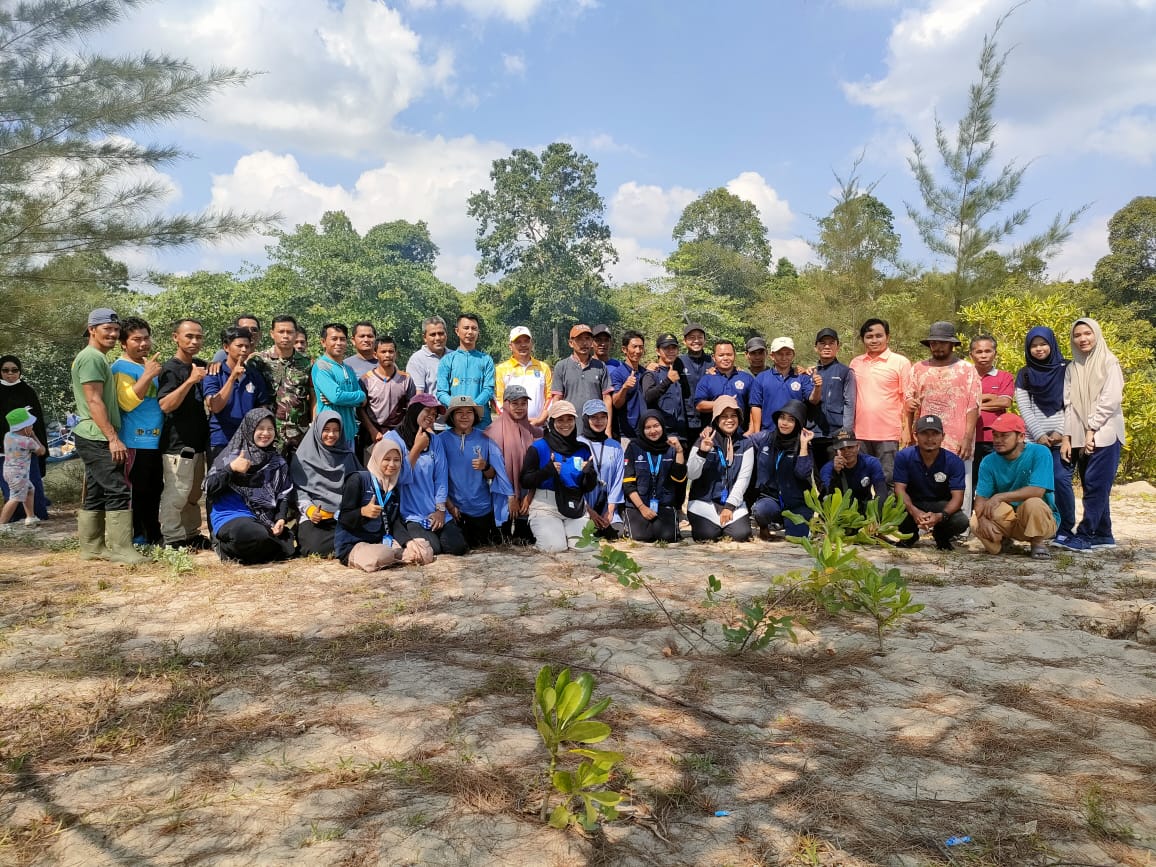 Hijau Babel Ku, Babinsa Kulur Bersama Mahasiswa KKN Nusantara Menanam Pohon Pinus Pasca Tambang