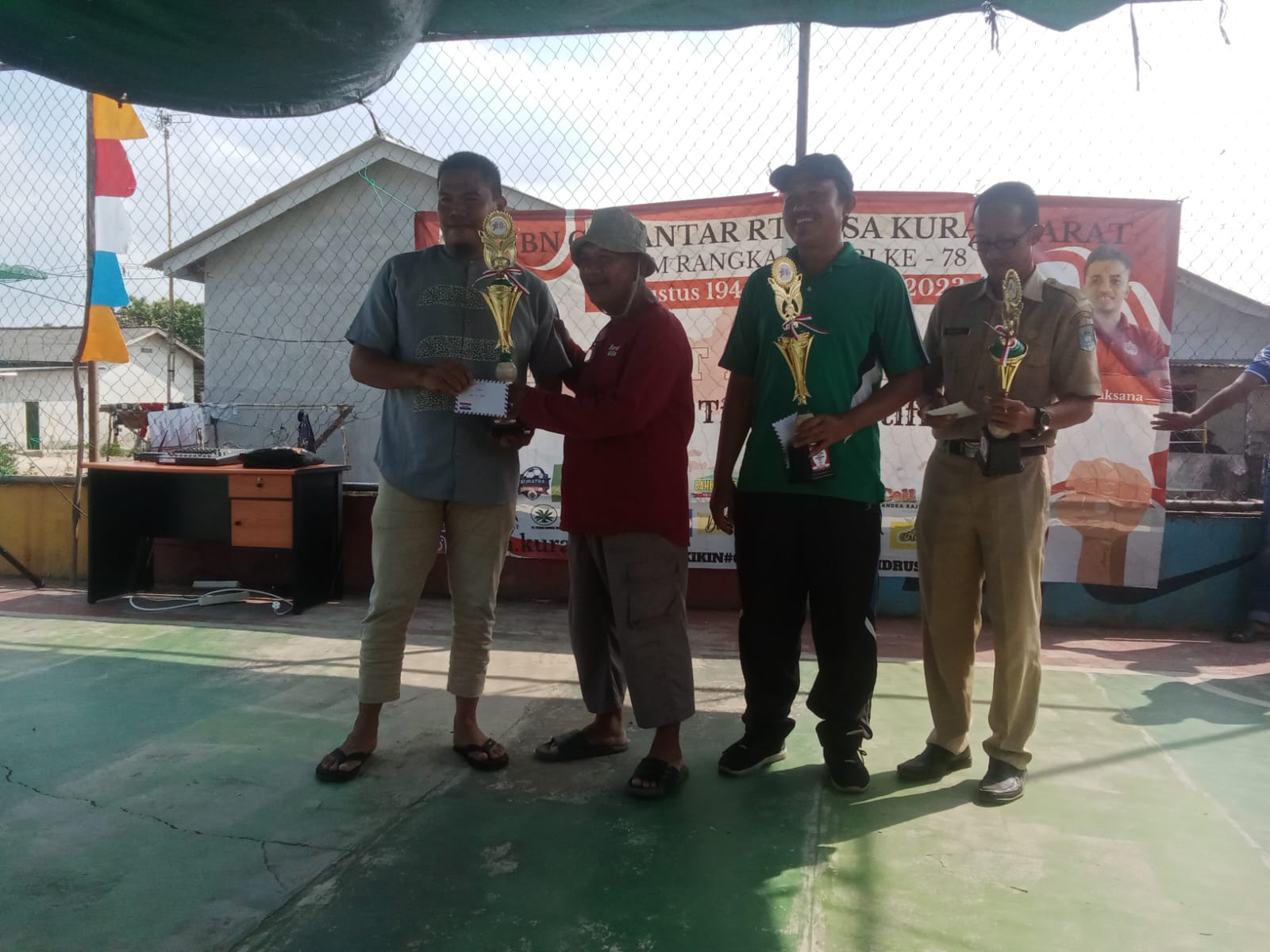 Puncak Perayaan lomba 17- an, Babinsa Kurau Bagikan Hadiah Bagi Pemenang