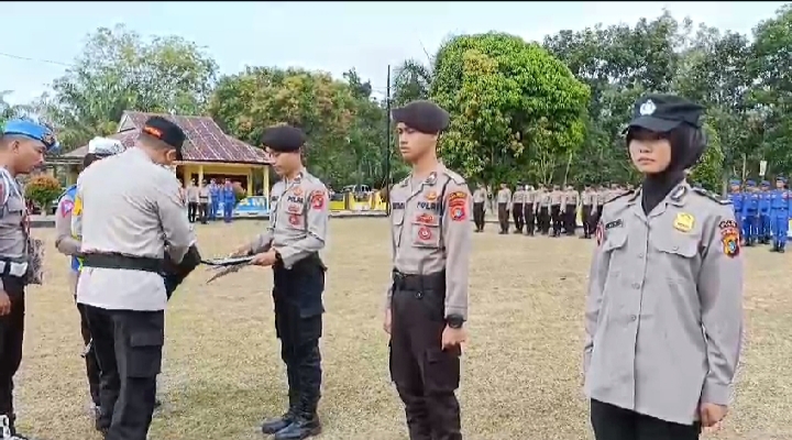 Berprestasi dalam Ajang Porprov ke VI Bangka Belitung Tiga Personil Polres Bangka Tengah Diganjar Reward