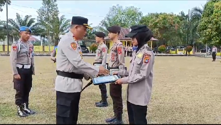 Berprestasi dalam Ajang Porprov ke VI Bangka Belitung Tiga Personil Polres Bangka Tengah Diganjar Reward