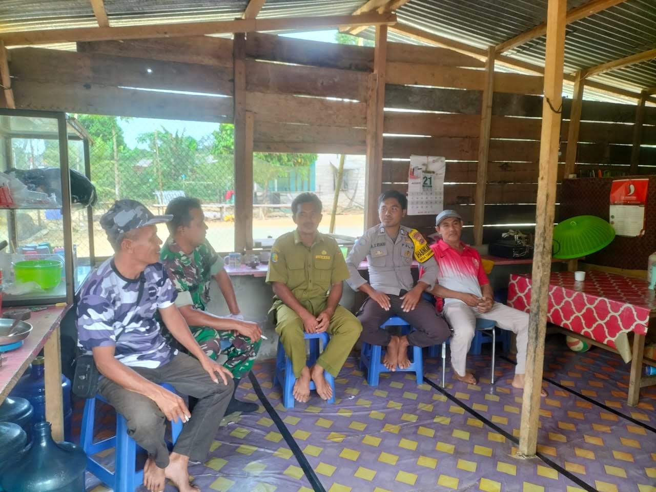 Babinsa Bersama Bhabinkamtibmas Desa Tanjung pura Himbau Warga Tidak Membakar Hutan dan Lahan