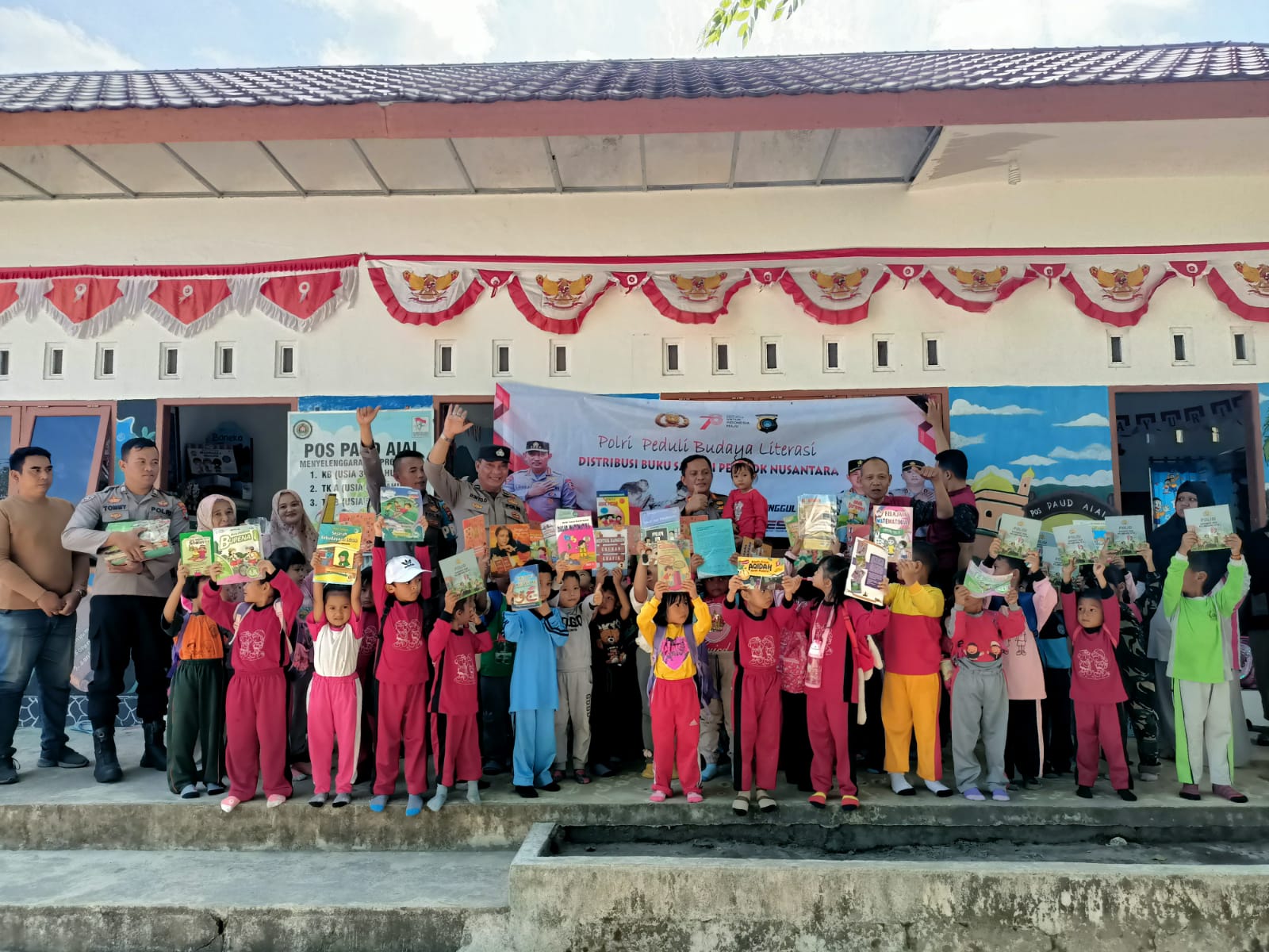 Peduli Budaya Literasi Polsek Sungai Selan Bagikan Buku Bacaan untuk Anak Paud