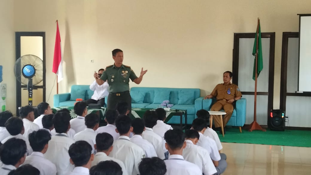 Guna Meningkatkan Toleransi Antar Sesama Dandim 0431/Babar Berikan Pengetahuan Wasbag Kepada Anak-anak Sekolah