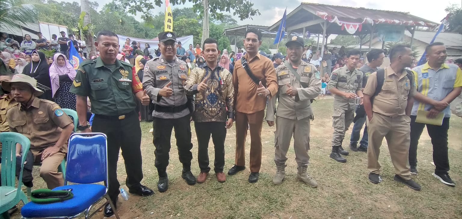 Pantau Pasar Murah, Babinsa Mendo Barat Laksanakan Pengamanan