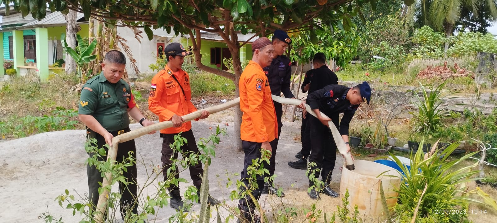 Penuhi Kebutuhan Air Bersih Warga, Babinsa Sinar Jaya Jelutung Bersama Aparat Terkait Bantu penyaluran Air Bersih