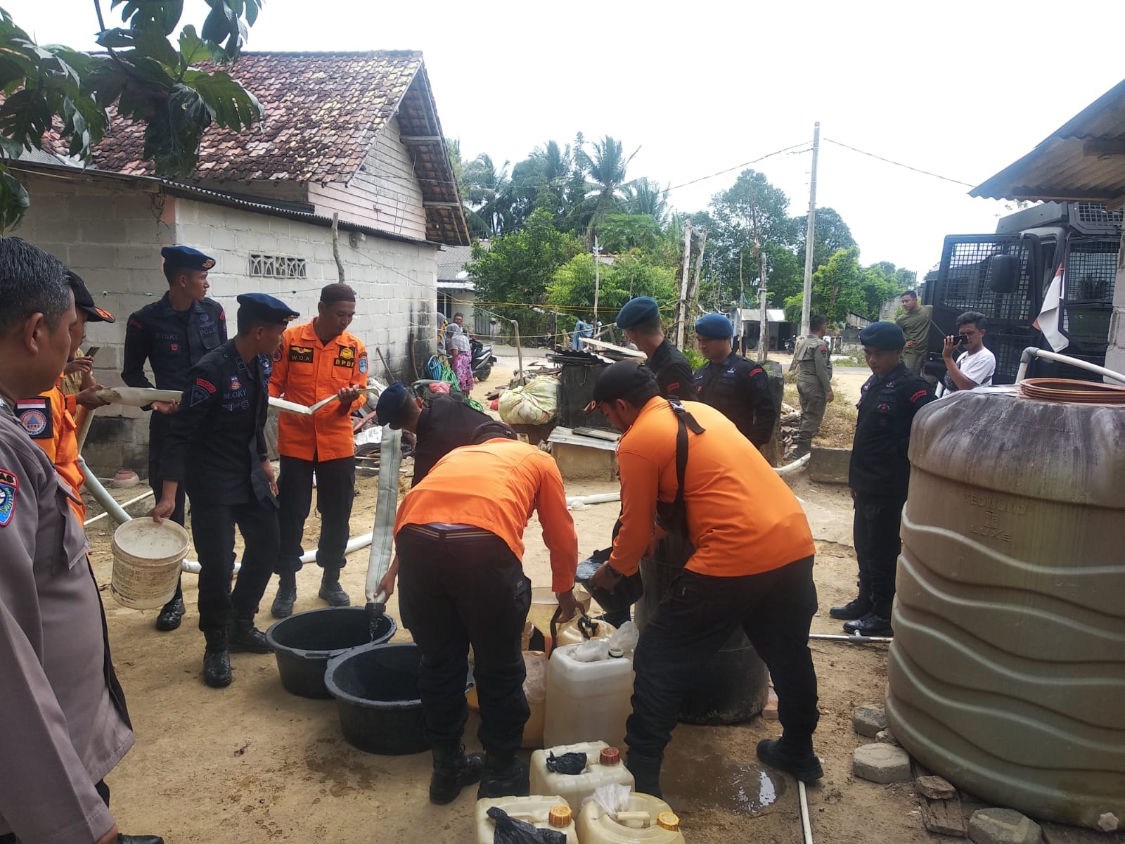 Penuhi Kebutuhan Air Bersih Warga, Babinsa Sinar Jaya Jelutung Bersama Aparat Terkait Bantu penyaluran Air Bersih