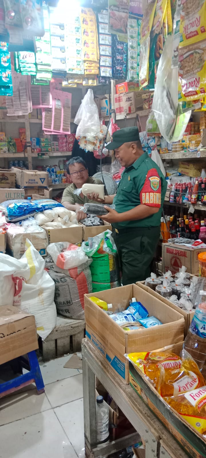 Jaga Stabilitas Pangan Babinsa Berok Monitor Harga Sembako dan Daging Di Pasar Tradisional