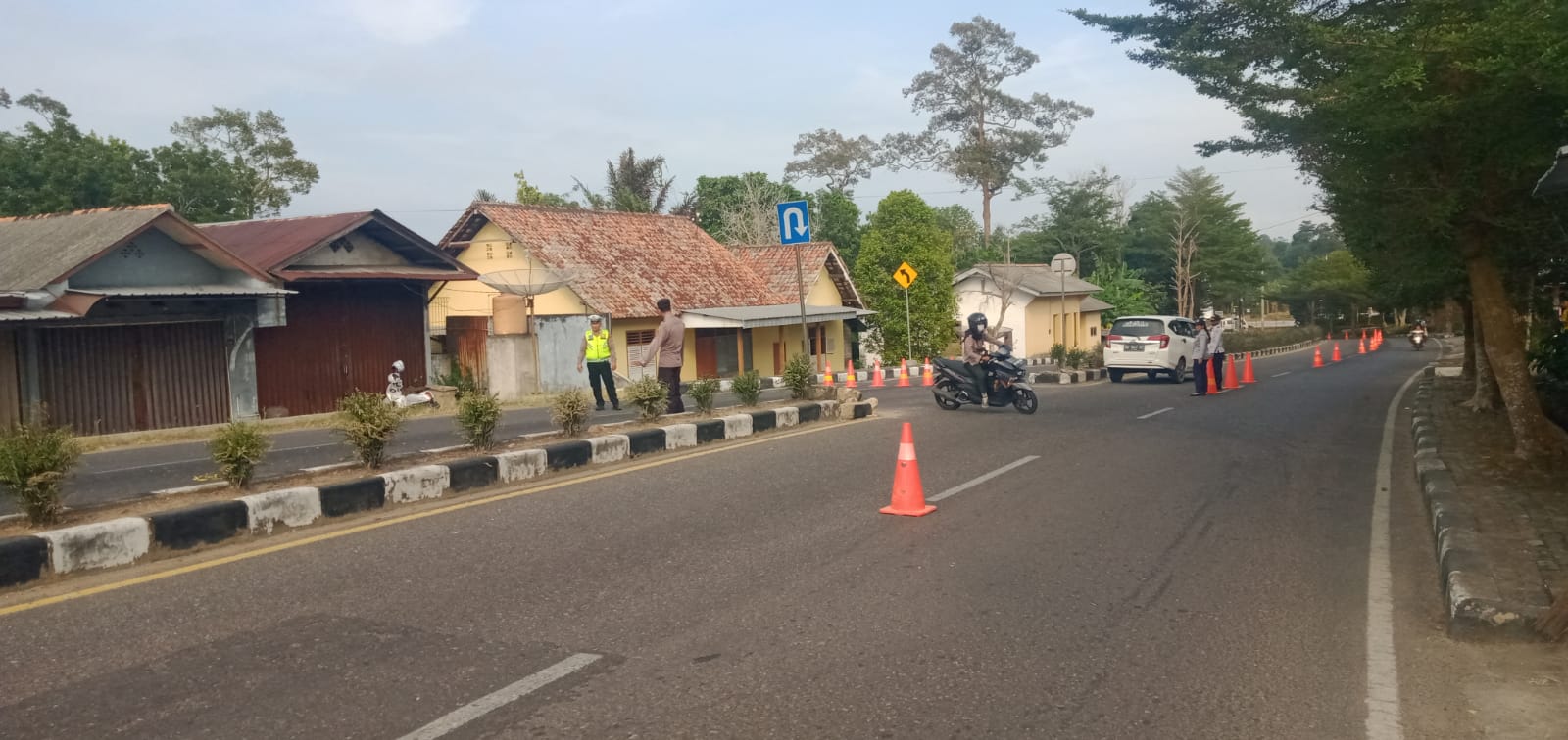 Personil Polres Bangka Barat Laksanakan Pengamanan Lomba Gerak Jalan Dalam Memeriahkan HUT RI 78