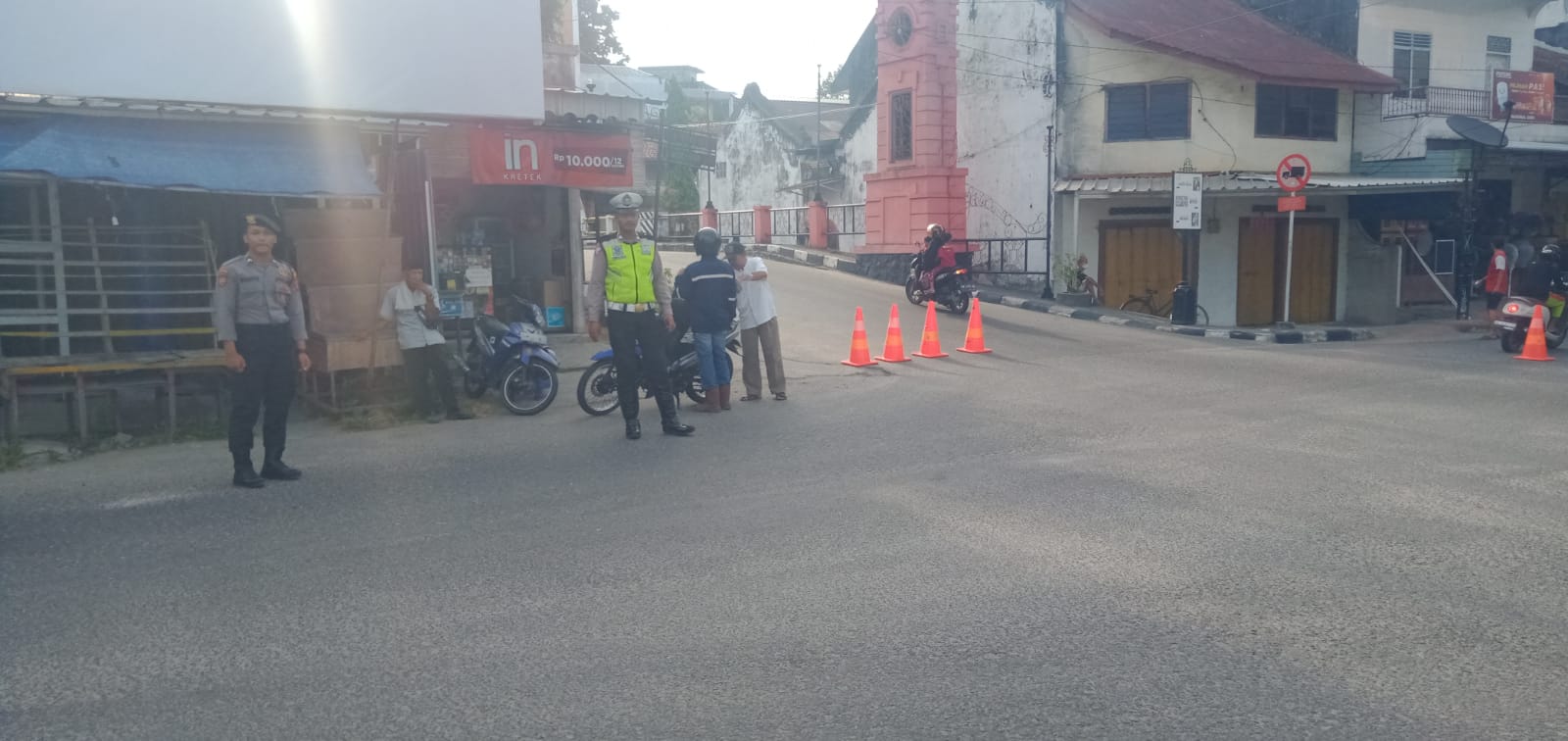 Personil Polres Bangka Barat Laksanakan Pengamanan Lomba Gerak Jalan Dalam Memeriahkan HUT RI 78