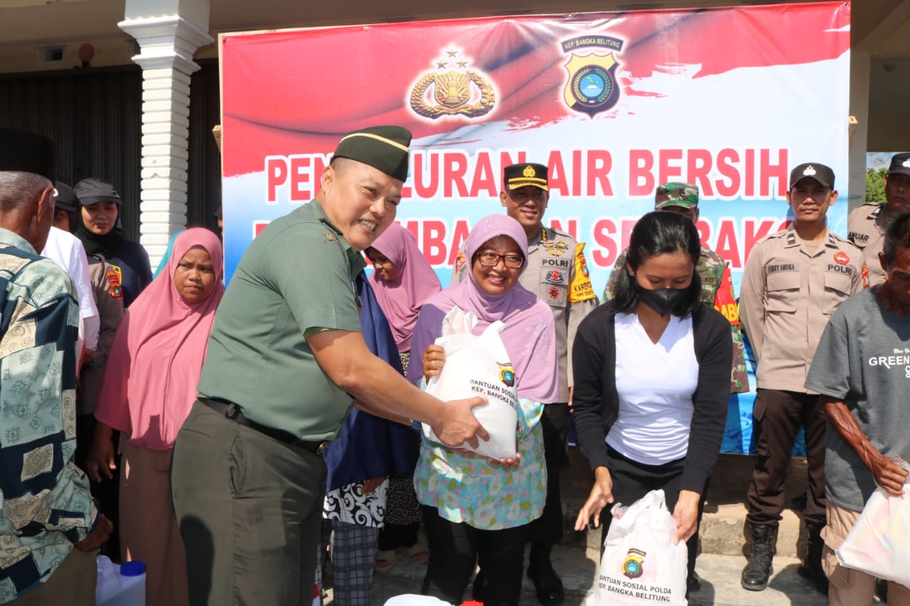 Kasilog Kasrem 045/Gaya Ikut Serta Penyaluran Air Bersih dan Pembagian Sembako