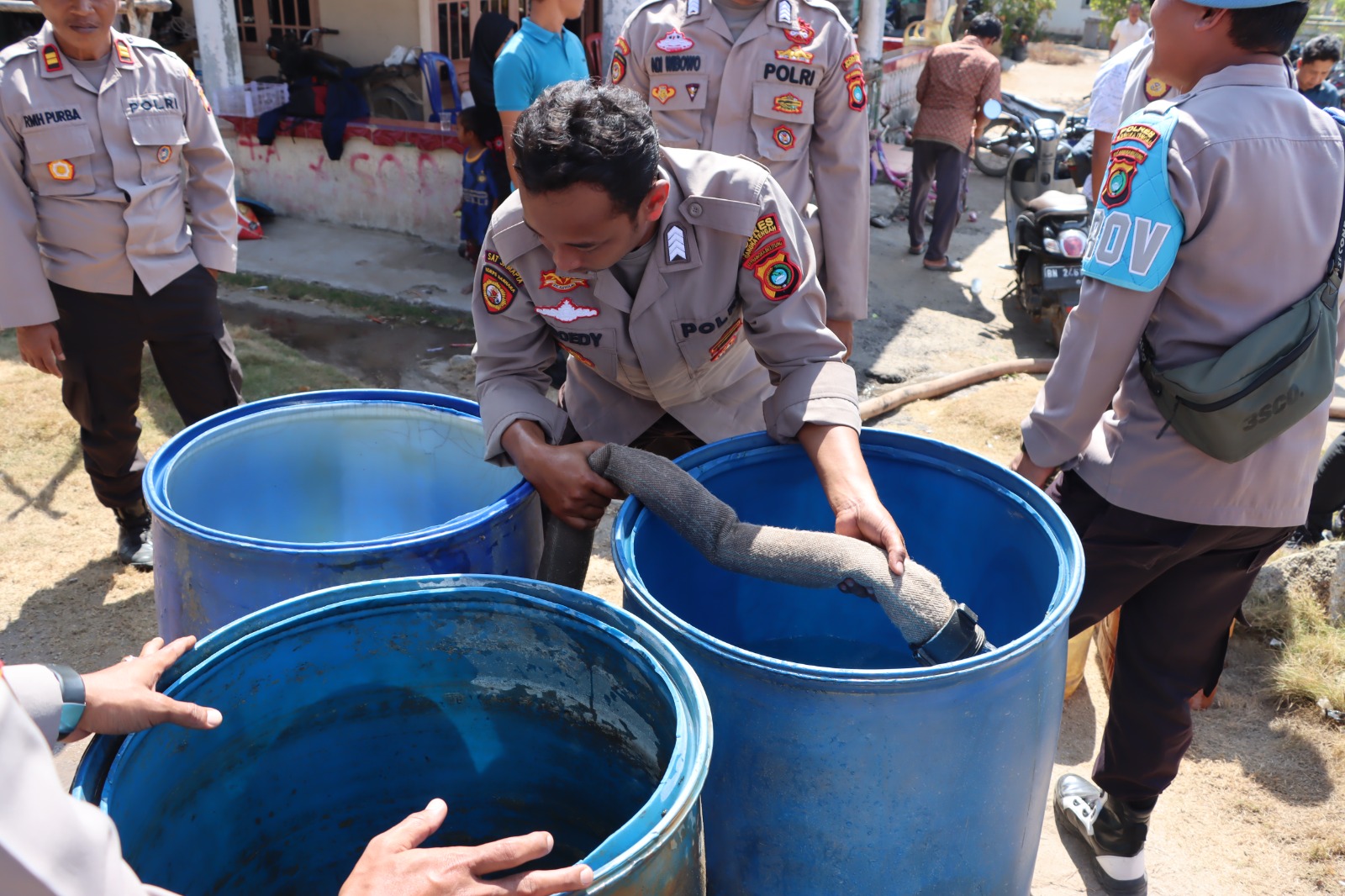 Sigap Polres Bangka Tengah Distribusikan Air Bersih dan Sembako Kepada Warga Desa Kulur