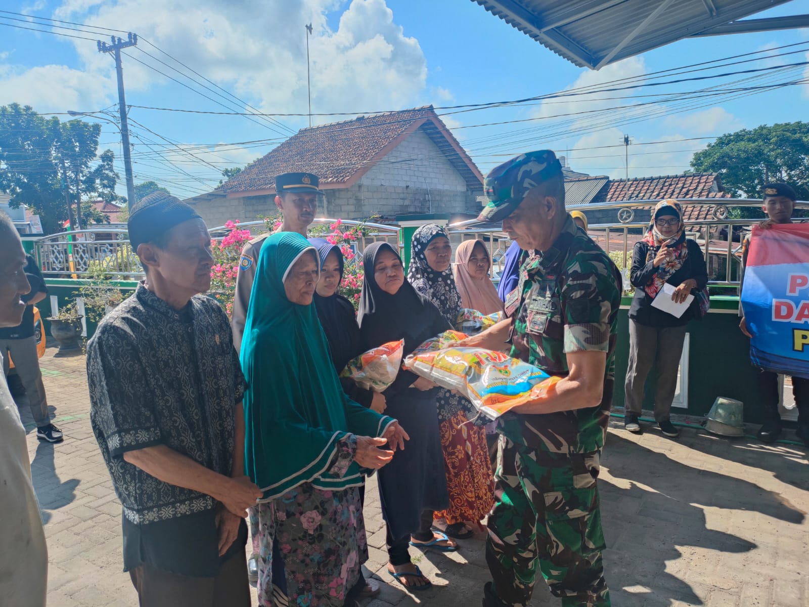 Atasi Krisis Air Bersih, Danramil 413-05/Tamansari Hadiri Pembagian Air Bersih Dan Sembako