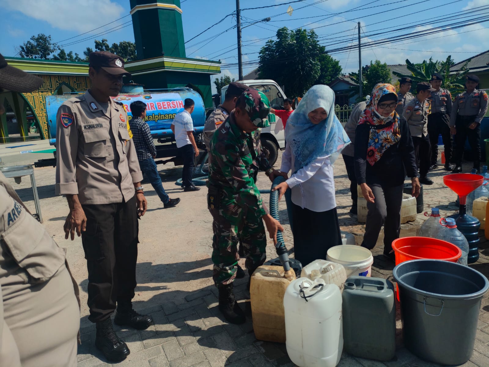 Atasi Krisis Air Bersih, Danramil 413-05/Tamansari Hadiri Pembagian Air Bersih Dan Sembako