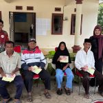 Babinsa Koramil 413-03/Merawang Dampingi Penyaluran Bantuan Langsung Tunai Dari Pemerintah